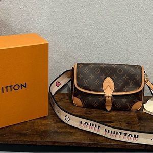 **** Authentic **** Louis Vuitton- Diane Satchel Purse.